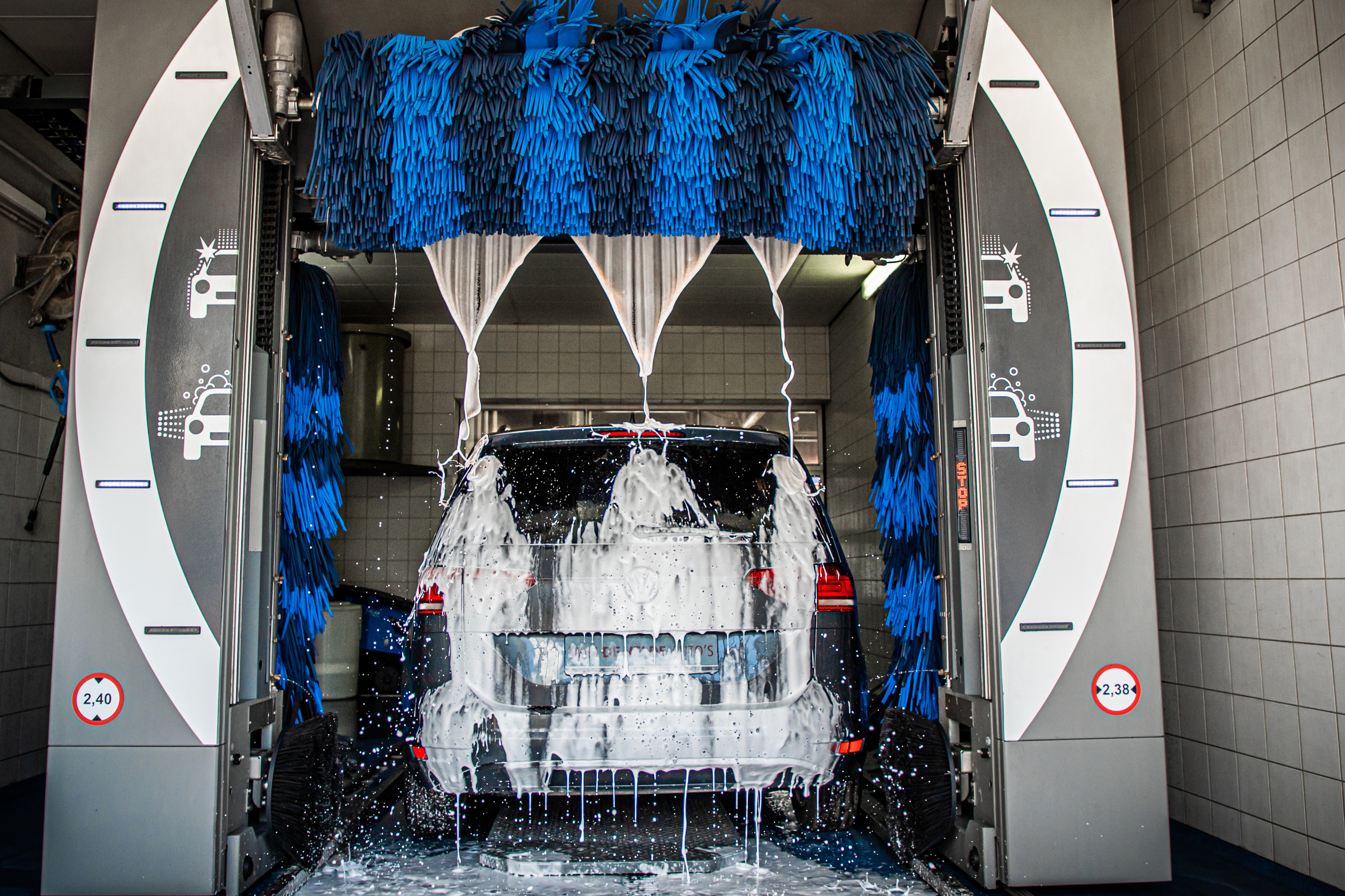 Auto in de carwash van Van de Velde Auto's in Kapelle