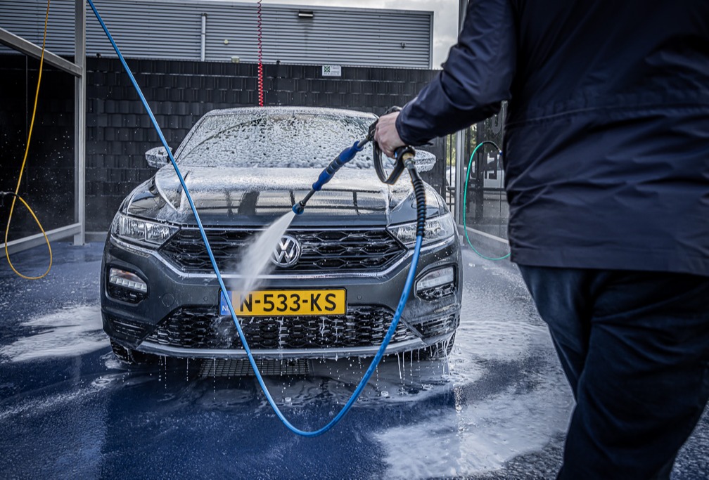 Van de Velde Auto's aan de Stationssingel in Kapelle