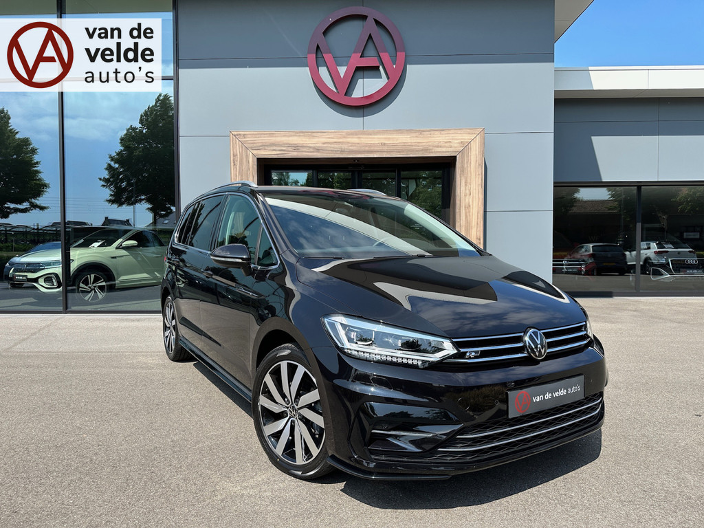 tweedehands Volkswagen Touran 1.5 TSI 150pk DSG R-line Highline | Led | Trekhaak | Dode hoek | Camera | Keyless | Rijklaar incl. garantie   – beschikbaar bij Van de Velde Auto’s