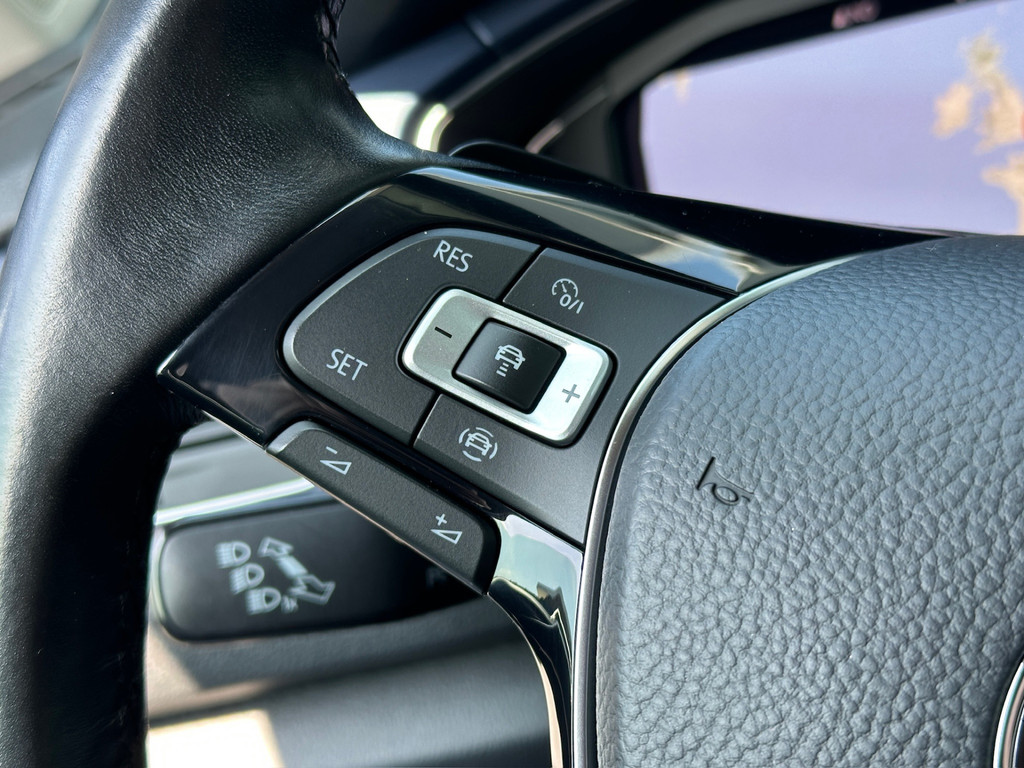 tweedehands Volkswagen T-Roc 1.5 TSI 150pk DSG R-line | 19 inch | Led | Trekhaak | Virtual cockpit | Carplay | Rijklaar incl. 1 jaar Bovag garantie   – beschikbaar bij Van de Velde Auto’s