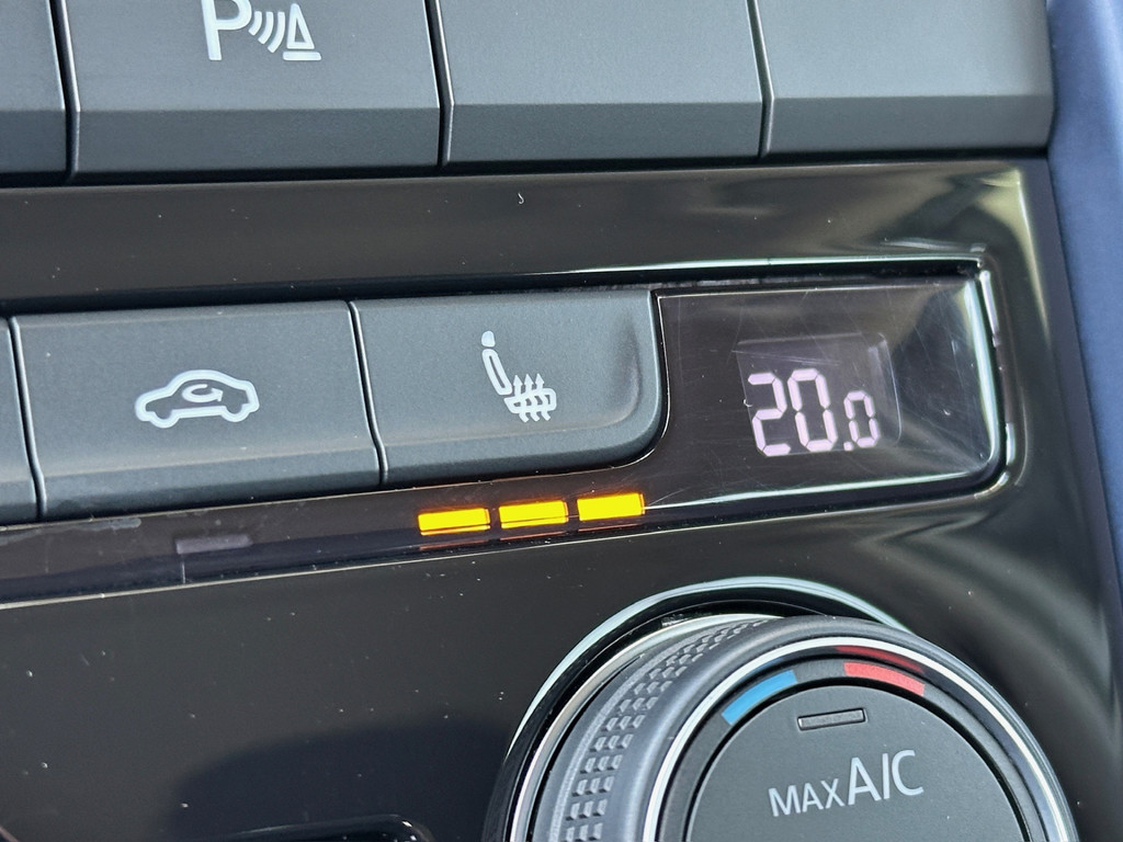 tweedehands Volkswagen T-Roc 1.5 TSI 150pk DSG R-line | 19 inch | Led | Trekhaak | Virtual cockpit | Carplay | Rijklaar incl. 1 jaar Bovag garantie   – beschikbaar bij Van de Velde Auto’s