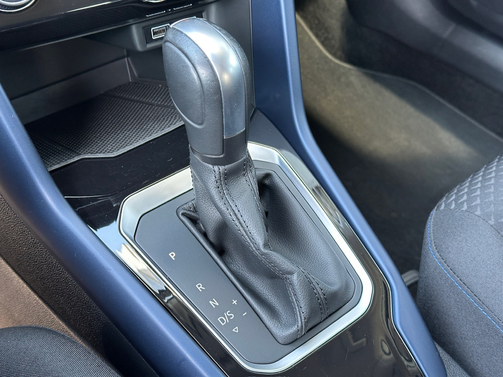 tweedehands Volkswagen T-Roc 1.5 TSI 150pk DSG R-line | 19 inch | Led | Trekhaak | Virtual cockpit | Carplay | Rijklaar incl. 1 jaar Bovag garantie   – beschikbaar bij Van de Velde Auto’s