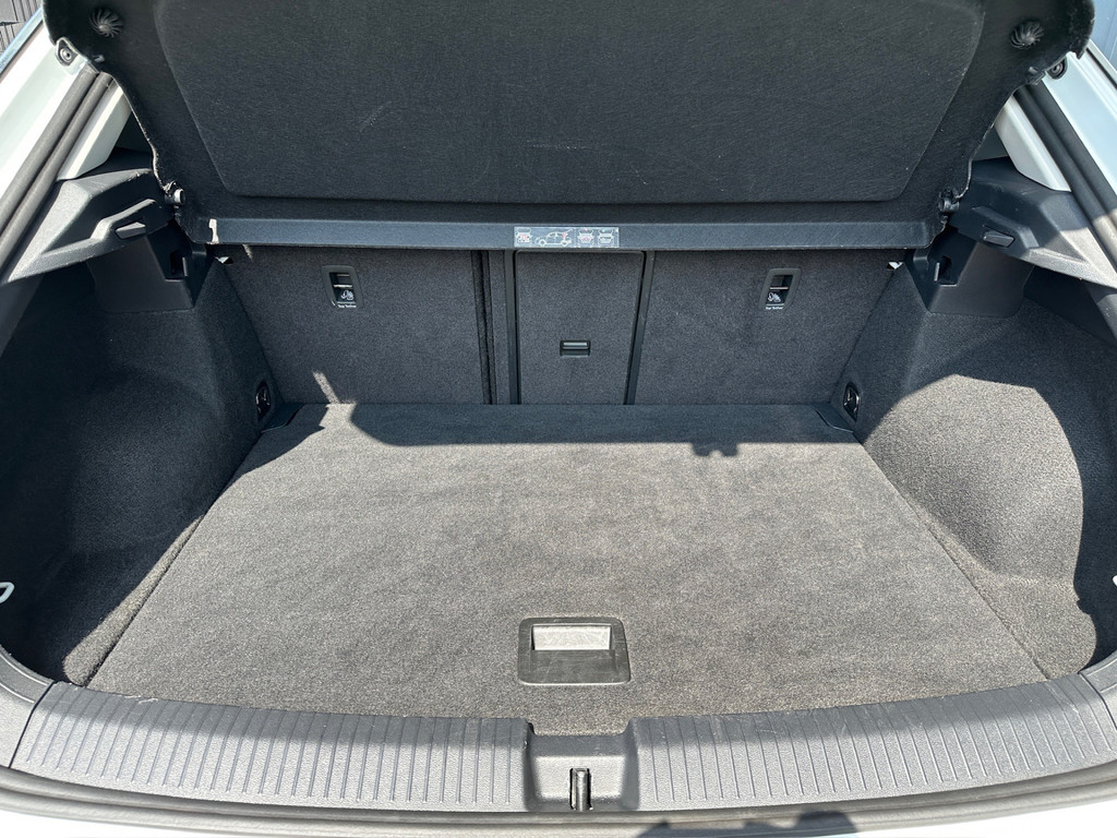 tweedehands Volkswagen T-Roc 1.5 TSI 150pk DSG R-line | 19 inch | Led | Trekhaak | Virtual cockpit | Carplay | Rijklaar incl. 1 jaar Bovag garantie   – beschikbaar bij Van de Velde Auto’s