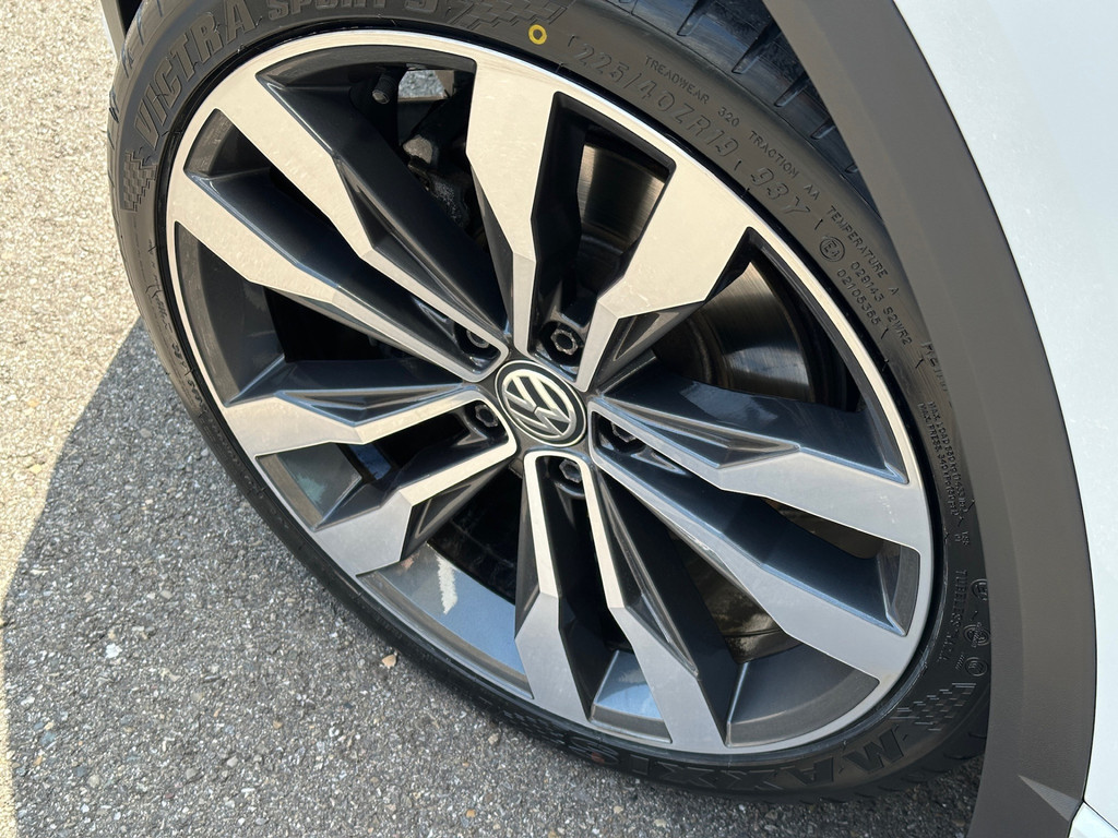 tweedehands Volkswagen T-Roc 1.5 TSI 150pk DSG R-line | 19 inch | Led | Trekhaak | Virtual cockpit | Carplay | Rijklaar incl. 1 jaar Bovag garantie   – beschikbaar bij Van de Velde Auto’s