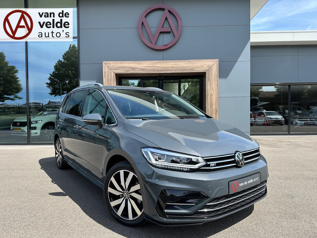 tweedehands Volkswagen Touran 1.5 TSI 150pk DSG R-line Highline | Led | Trekhaak | Dode hoek | Camera | Keyless | Rijklaar incl. garantie   – beschikbaar bij Van de Velde Auto’s