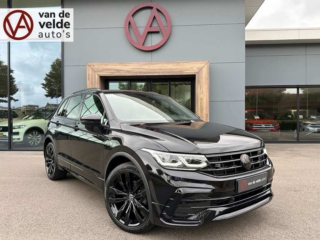tweedehands Volkswagen Tiguan 1.5 TSI 150pk DSG R-Line | Black Style | Leder | Trekhaak | Harman/Kardon | 20 inch | Rijklaar incl. garantie   – beschikbaar bij Van de Velde Auto’s