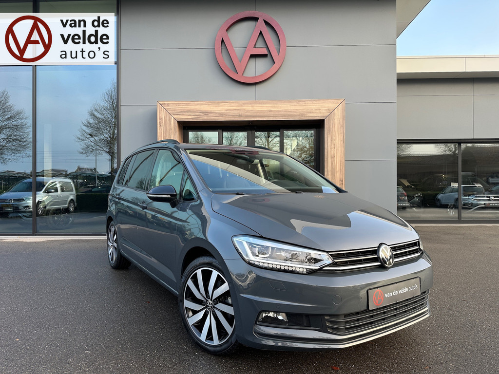 tweedehands Volkswagen Touran 1.5 TSI Highline 7-peroons | Trekhaak | Camera | Standkachel | Panoramadak | Keyless | Dode hoek | Rijklaar incl. garantie   – beschikbaar bij Van de Velde Auto’s