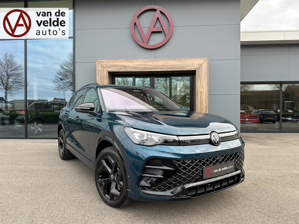 tweedehands Volkswagen Tiguan 1.5 eHybrid R-Line | Black line | Head-up | 360 Camera | Trekhaak | Dode hoek | IQ light | Elek. klep | Rijklaar incl. garantie   – beschikbaar bij Van de Velde Auto’s