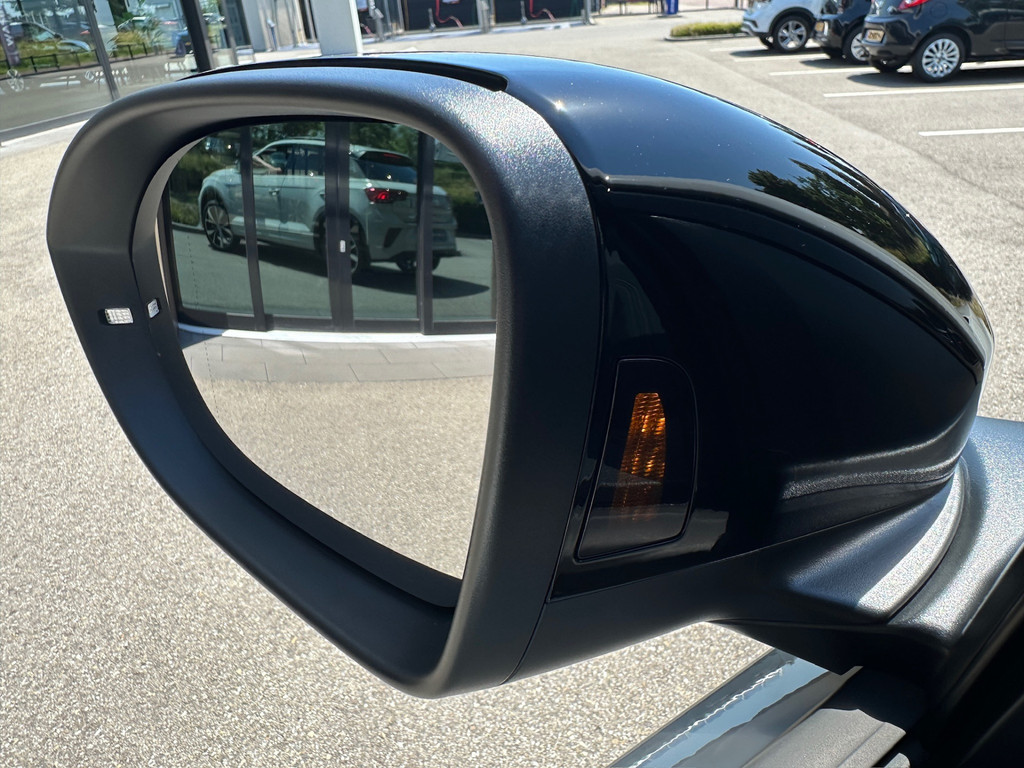 tweedehands Volkswagen T-Roc 1.5 TSI 150pk DSG R-Line | Black Style | Panoramadak | Camera | Keyless | Elek. Achterklep | Dode hoek | Rijklaar incl. 1 jaar B   – beschikbaar bij Van de Velde Auto’s