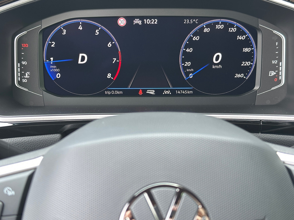 tweedehands Volkswagen T-Roc 1.5 TSI 150pk DSG R-Line | Camera | Keyless | Elek. Achterklep | Dode hoek | Rijklaar incl. 1 jaar Bovag garantie   – beschikbaar bij Van de Velde Auto’s