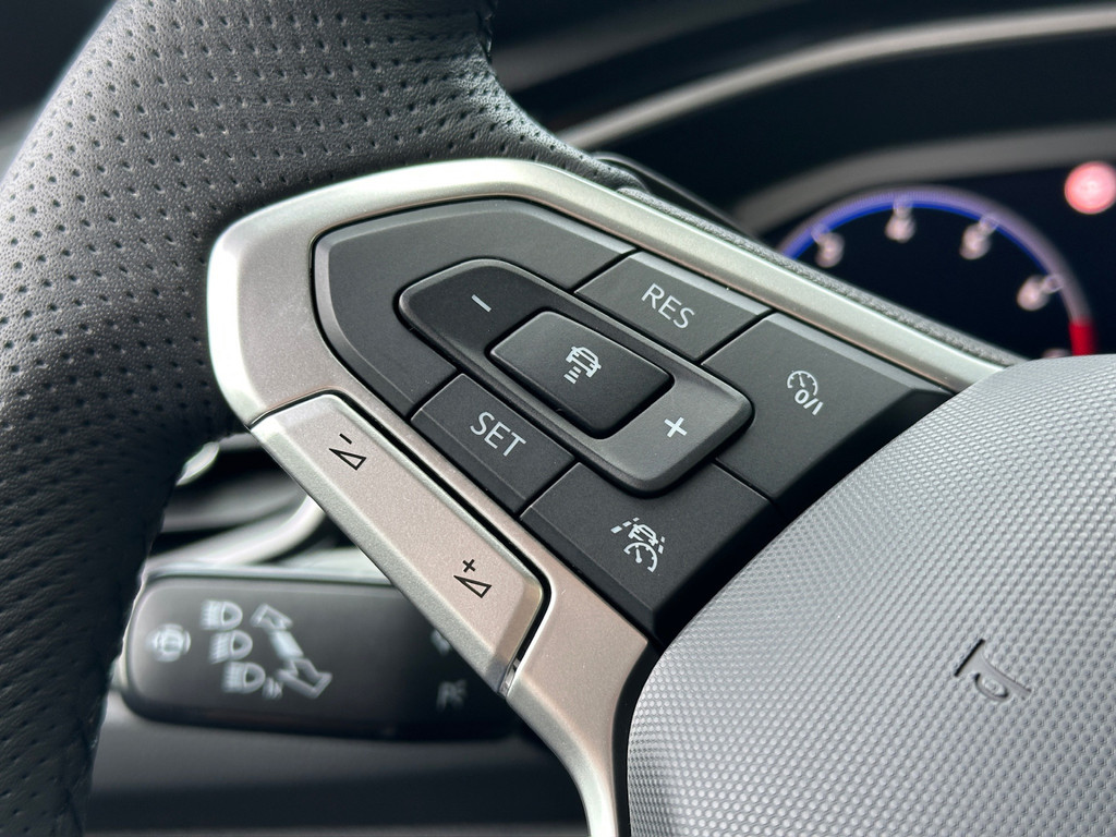 tweedehands Volkswagen T-Roc 1.5 TSI 150pk DSG R-Line | Camera | Keyless | Elek. Achterklep | Dode hoek | Rijklaar incl. 1 jaar Bovag garantie   – beschikbaar bij Van de Velde Auto’s