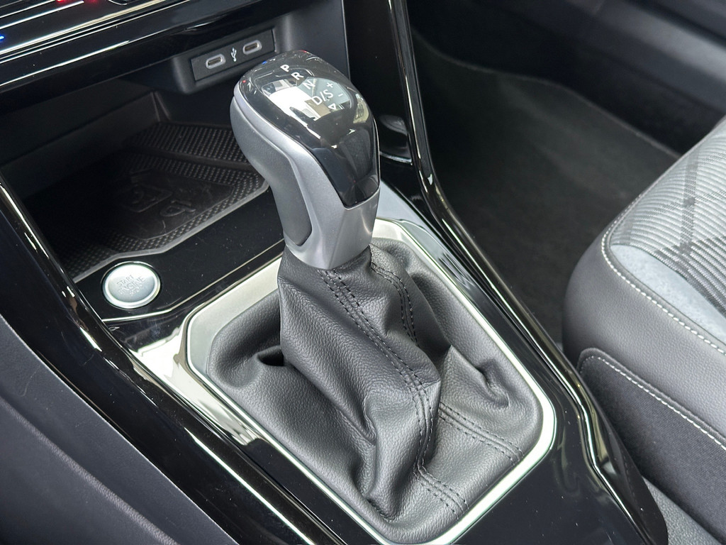 tweedehands Volkswagen T-Roc 1.5 TSI 150pk DSG R-Line | Camera | Keyless | Elek. Achterklep | Dode hoek | Rijklaar incl. 1 jaar Bovag garantie   – beschikbaar bij Van de Velde Auto’s