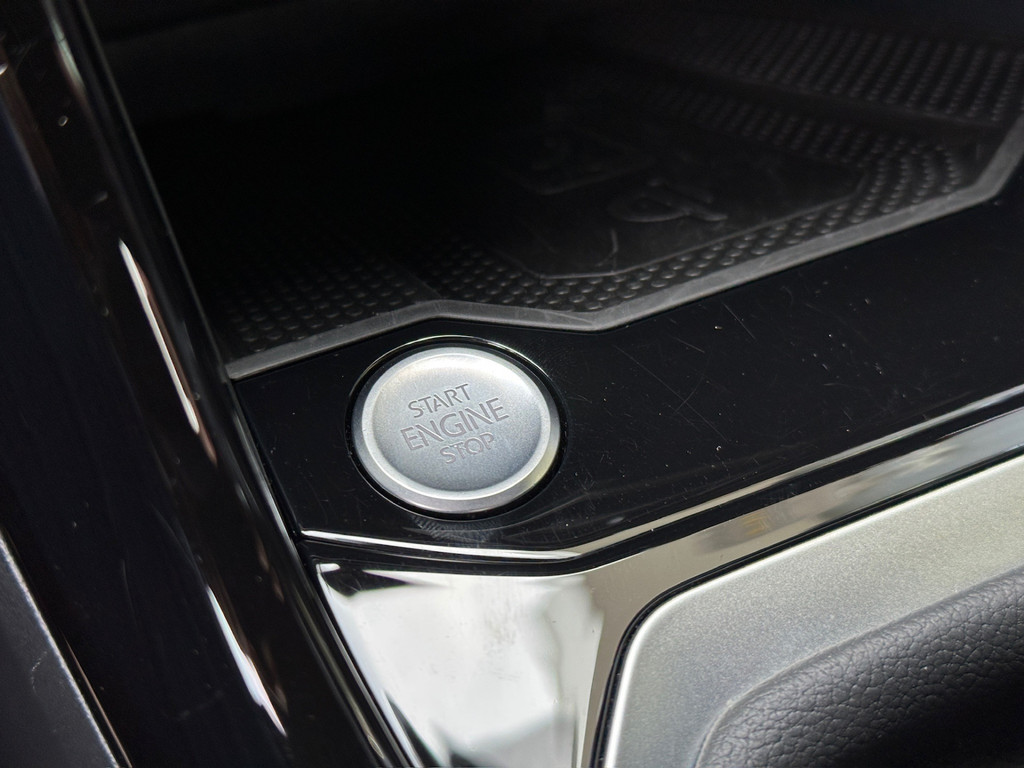 tweedehands Volkswagen T-Roc 1.5 TSI 150pk DSG R-Line | Camera | Keyless | Elek. Achterklep | Dode hoek | Rijklaar incl. 1 jaar Bovag garantie   – beschikbaar bij Van de Velde Auto’s