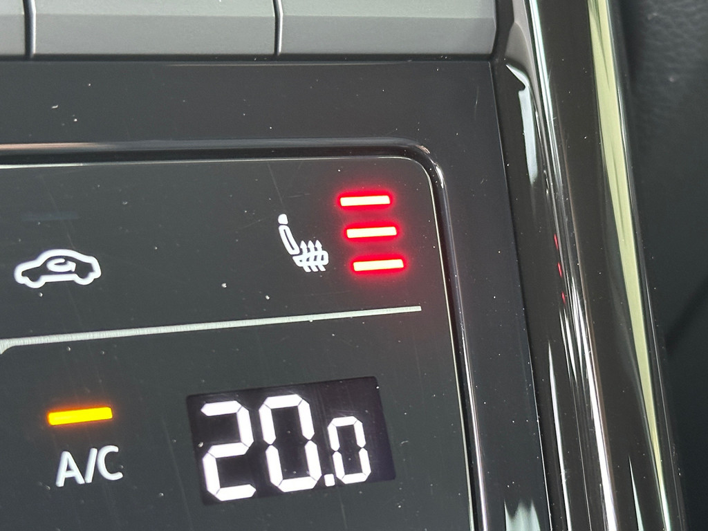 tweedehands Volkswagen T-Roc 1.5 TSI 150pk DSG R-Line | Camera | Keyless | Elek. Achterklep | Dode hoek | Rijklaar incl. 1 jaar Bovag garantie   – beschikbaar bij Van de Velde Auto’s