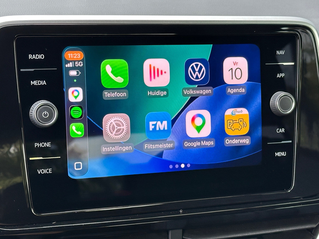 tweedehands Volkswagen T-Roc 1.5 TSI 150pk DSG R-Line | Camera | Keyless | Elek. Achterklep | Dode hoek | Rijklaar incl. 1 jaar Bovag garantie   – beschikbaar bij Van de Velde Auto’s