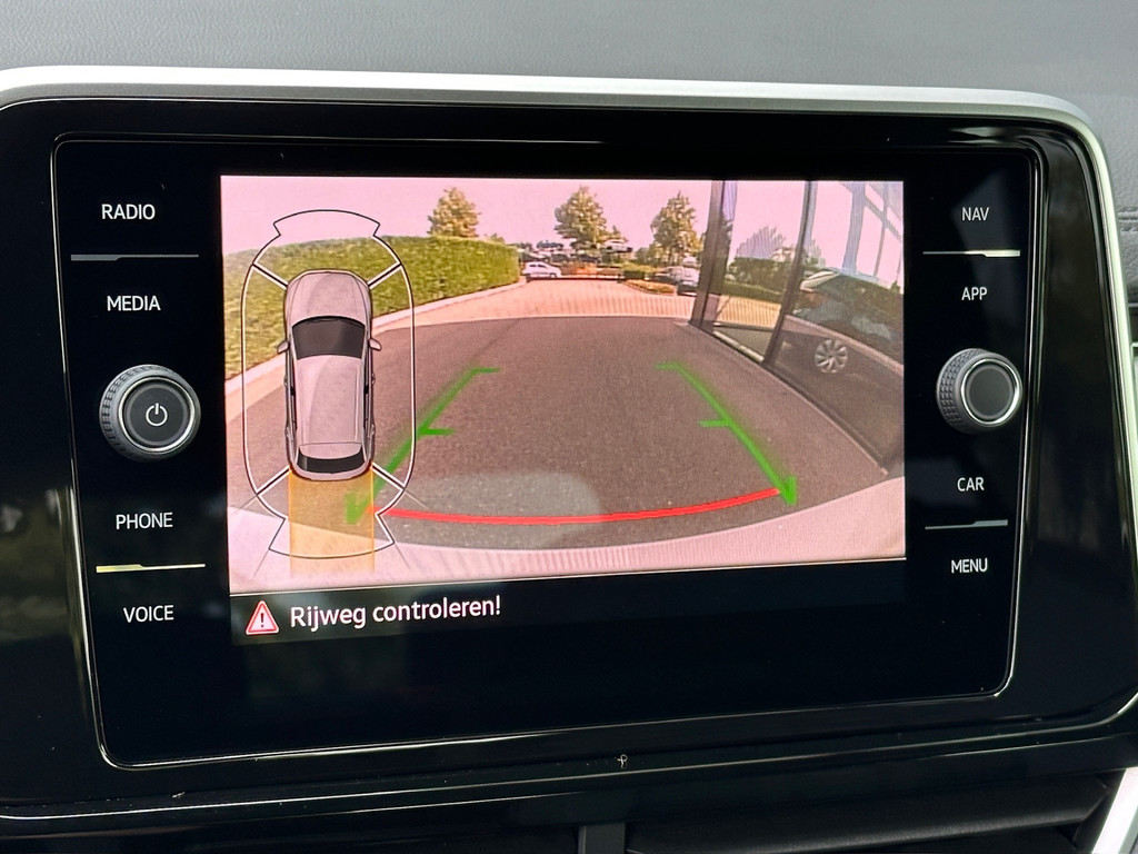 tweedehands Volkswagen T-Roc 1.5 TSI 150pk DSG R-Line | Camera | Keyless | Elek. Achterklep | Dode hoek | Rijklaar incl. 1 jaar Bovag garantie   – beschikbaar bij Van de Velde Auto’s