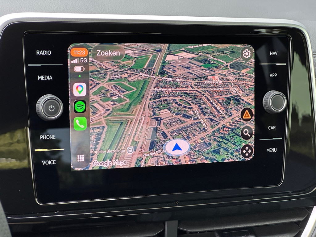 tweedehands Volkswagen T-Roc 1.5 TSI 150pk DSG R-Line | Camera | Keyless | Elek. Achterklep | Dode hoek | Rijklaar incl. 1 jaar Bovag garantie   – beschikbaar bij Van de Velde Auto’s