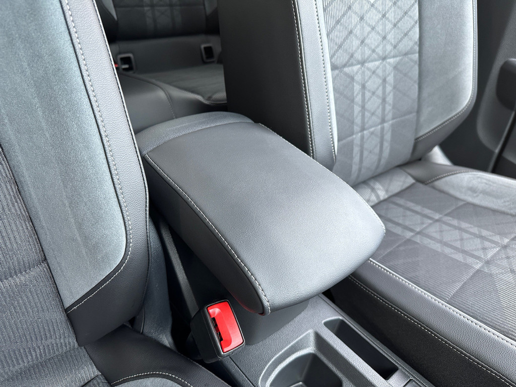 tweedehands Volkswagen T-Roc 1.5 TSI 150pk DSG R-Line | Camera | Keyless | Elek. Achterklep | Dode hoek | Rijklaar incl. 1 jaar Bovag garantie   – beschikbaar bij Van de Velde Auto’s