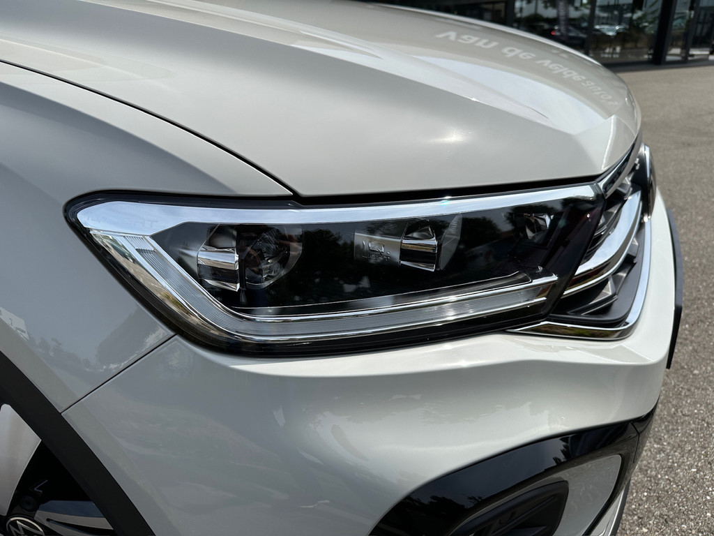 tweedehands Volkswagen T-Roc 1.5 TSI 150pk DSG R-Line | Camera | Keyless | Elek. Achterklep | Dode hoek | Rijklaar incl. 1 jaar Bovag garantie   – beschikbaar bij Van de Velde Auto’s