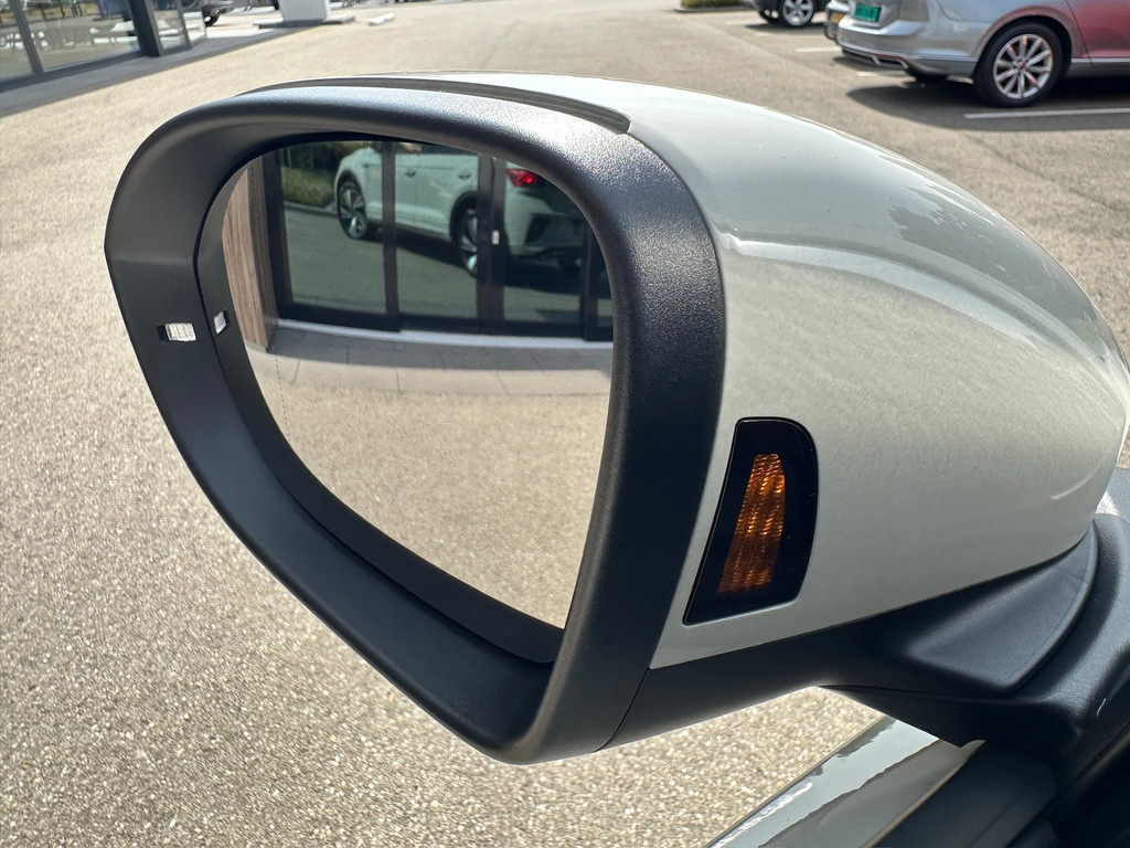 tweedehands Volkswagen T-Roc 1.5 TSI 150pk DSG R-Line | Camera | Keyless | Elek. Achterklep | Dode hoek | Rijklaar incl. 1 jaar Bovag garantie   – beschikbaar bij Van de Velde Auto’s