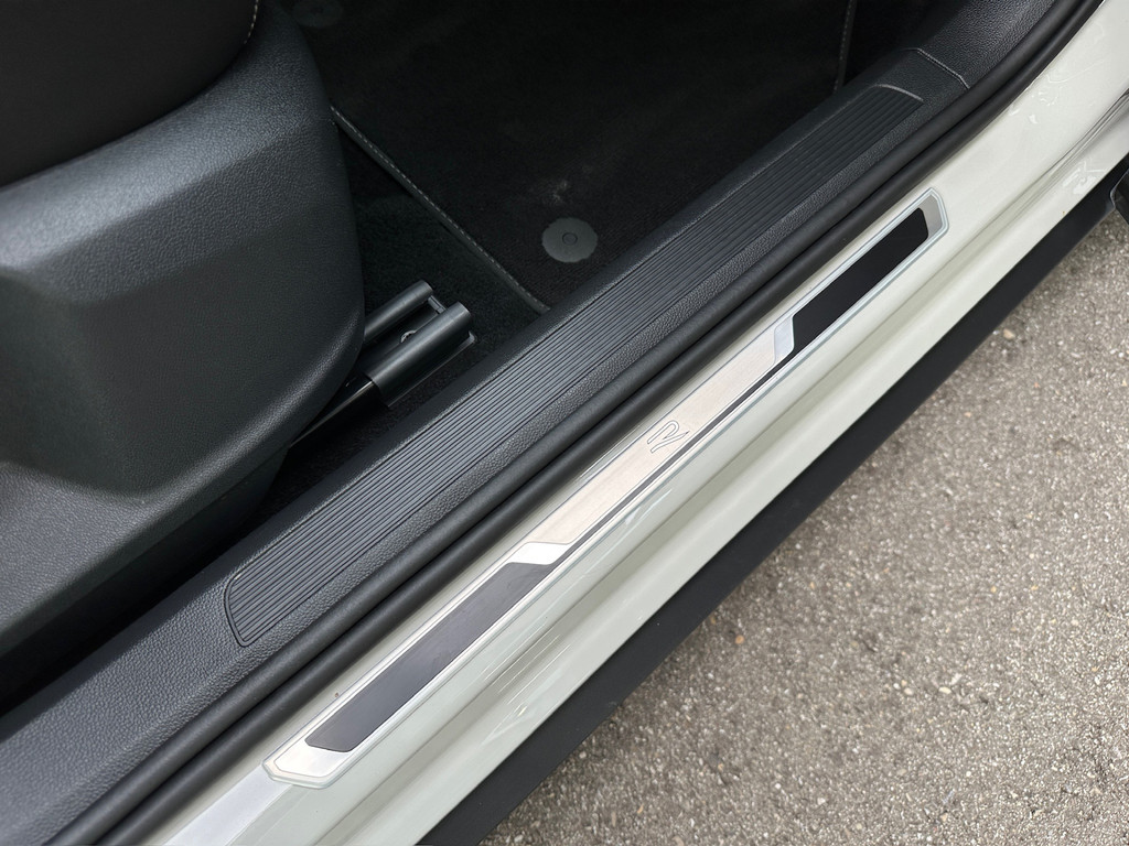 tweedehands Volkswagen T-Roc 1.5 TSI 150pk DSG R-Line | Camera | Keyless | Elek. Achterklep | Dode hoek | Rijklaar incl. 1 jaar Bovag garantie   – beschikbaar bij Van de Velde Auto’s