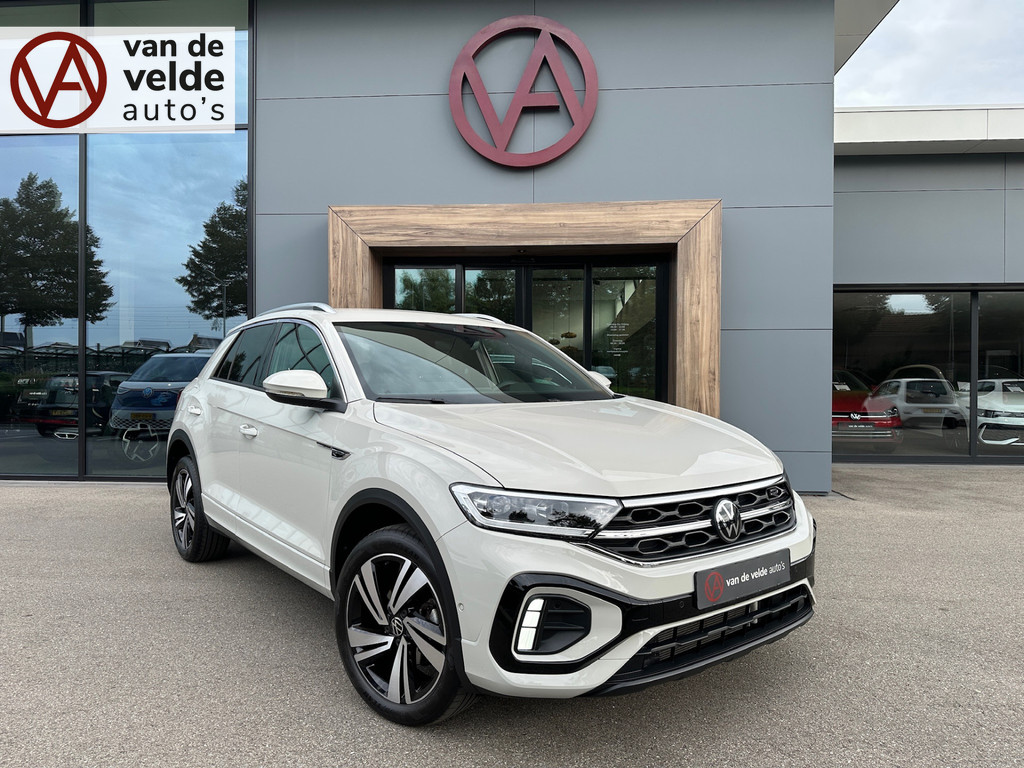 tweedehands Volkswagen T-Roc 1.5 TSI 150pk DSG R-Line | Trekhaak | Camera | Keyless | Elek. Achterklep | Dode hoek | Rijklaar incl. 1 jaar Bovag garantie   – beschikbaar bij Van de Velde Auto’s